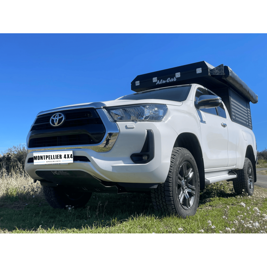 Préparation d'un Toyota Hilux blanc