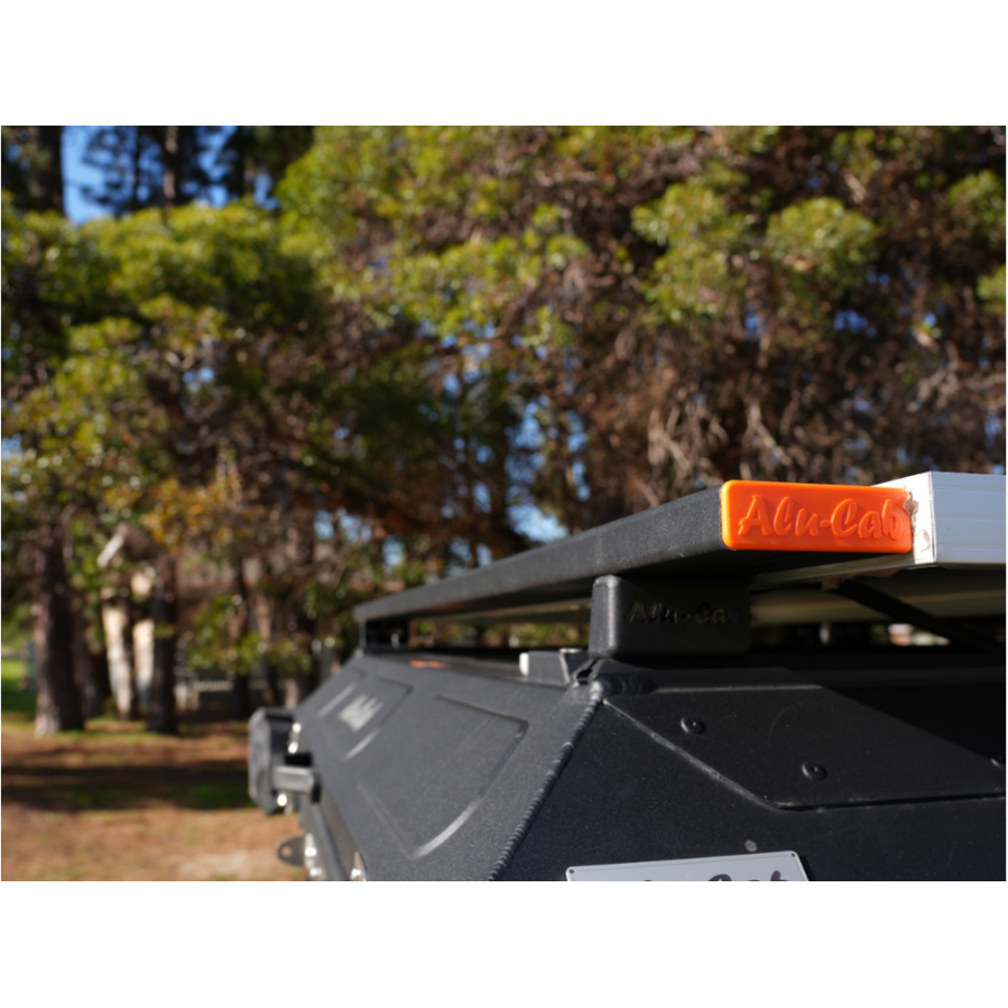 Paire barres de toit transversales 1250mm Alu-Cab - capuchons oranges