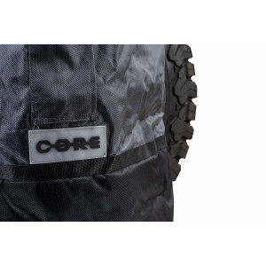 Sac posé sur la roue vue de près